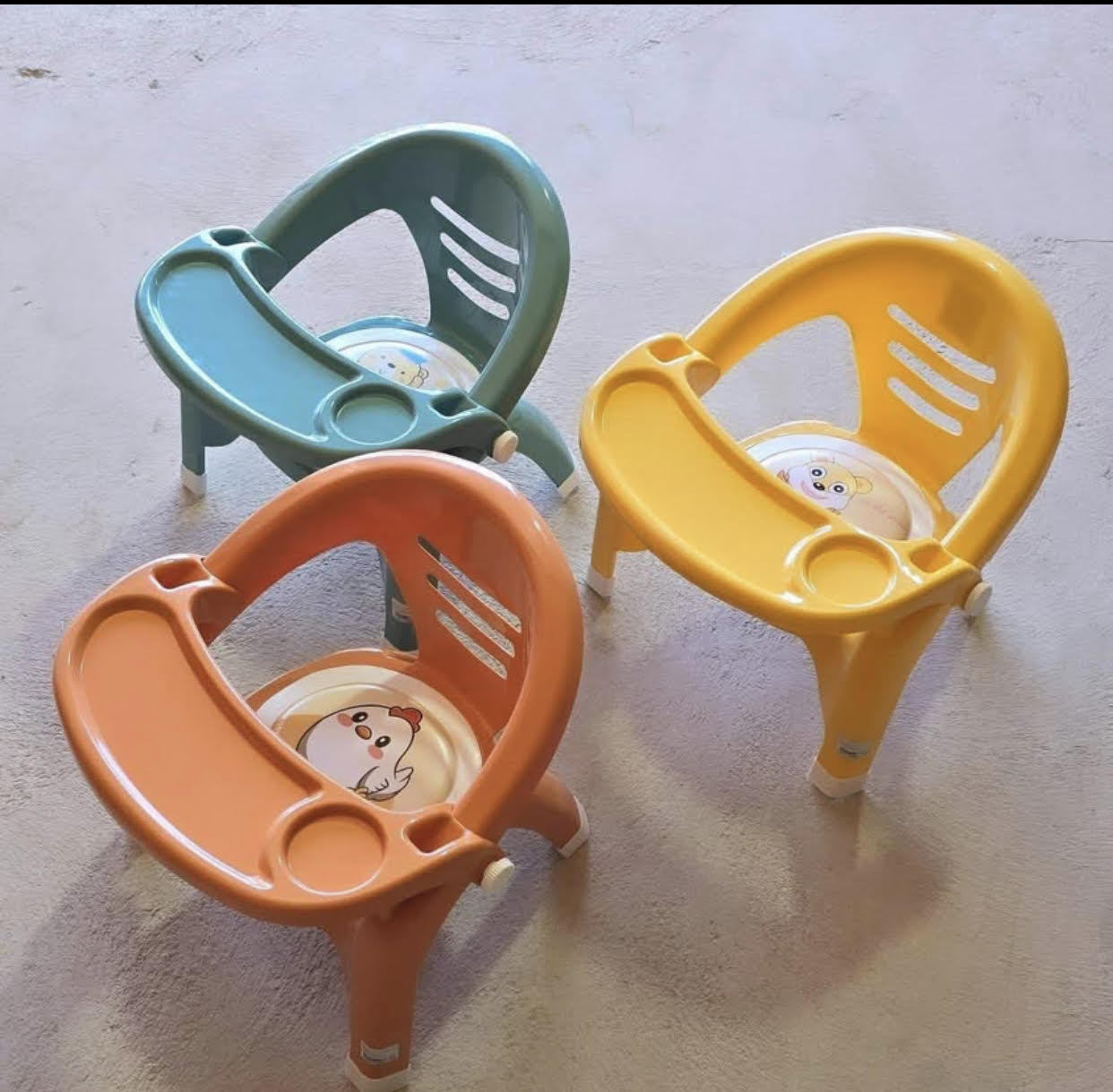 Chaise Bébé en Plastique avec Plateau Intégré – Idéale pour les Repas